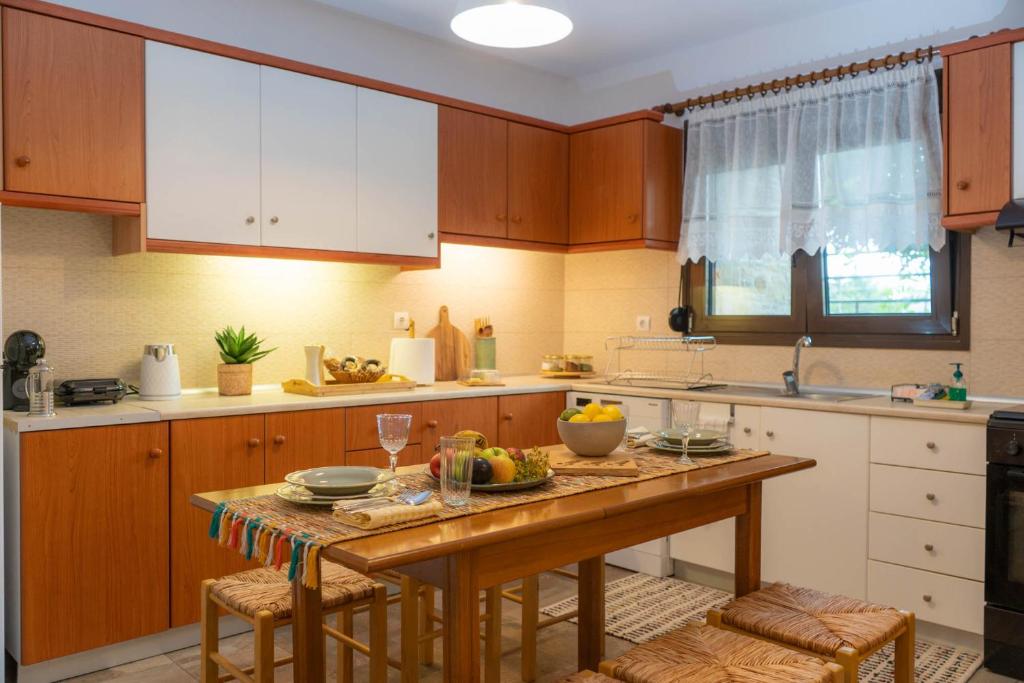 Kuchyň nebo kuchyňský kout v ubytování Postmans Apartment Under Meteora