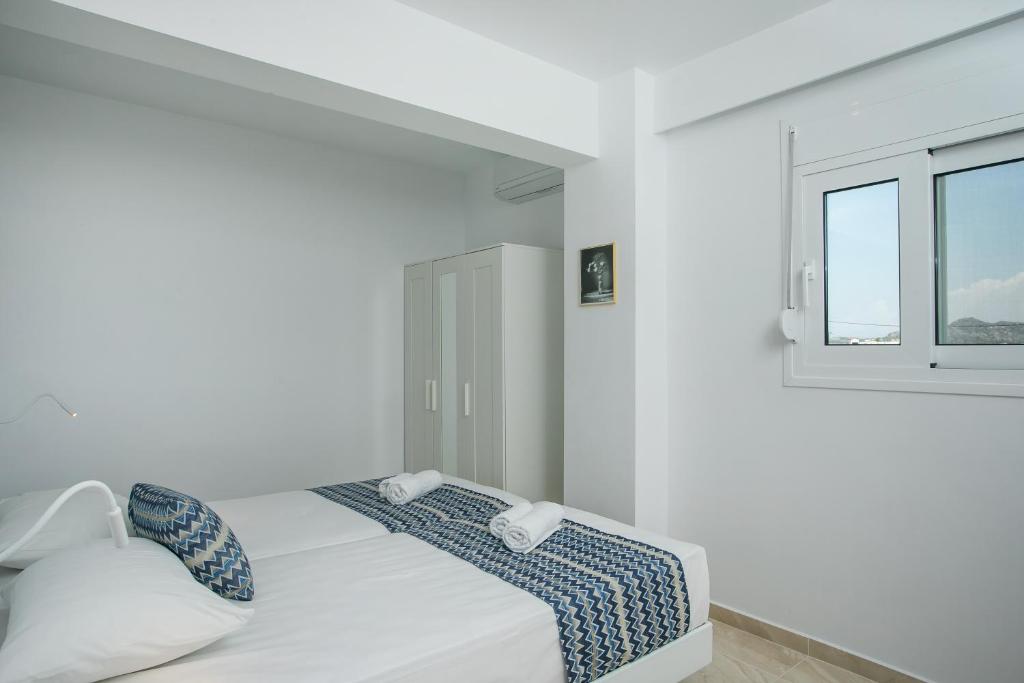 Łóżko lub łóżka w pokoju w obiekcie VOULA APARTMENTS