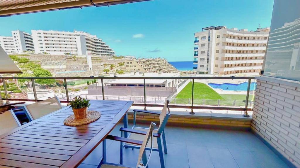 d'une table et de chaises sur un balcon avec vue sur l'océan. dans l'établissement 11 Arenales del sol Beach y piscina, à Arenales del Sol