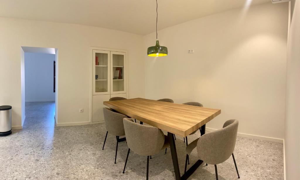una sala da pranzo con tavolo e sedie in legno di Misericórdia Garden Homes a Vila do Conde