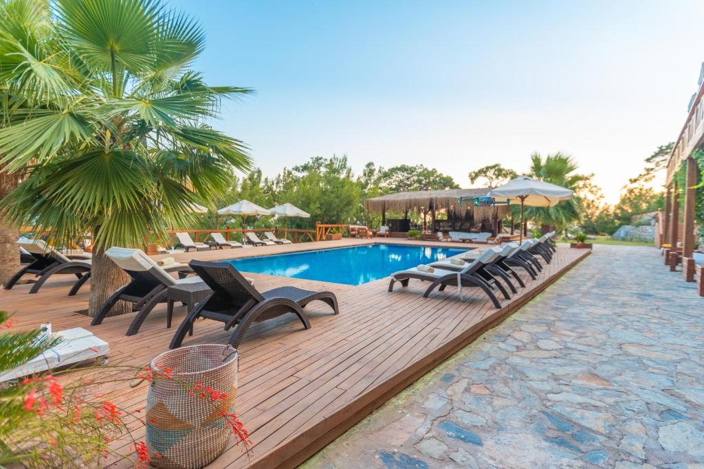 Бассейн в La Boheme Kabak Adults Only или поблизости