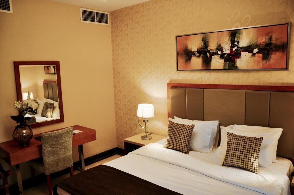 Postel nebo postele na pokoji v ubytování Asherij Hotel