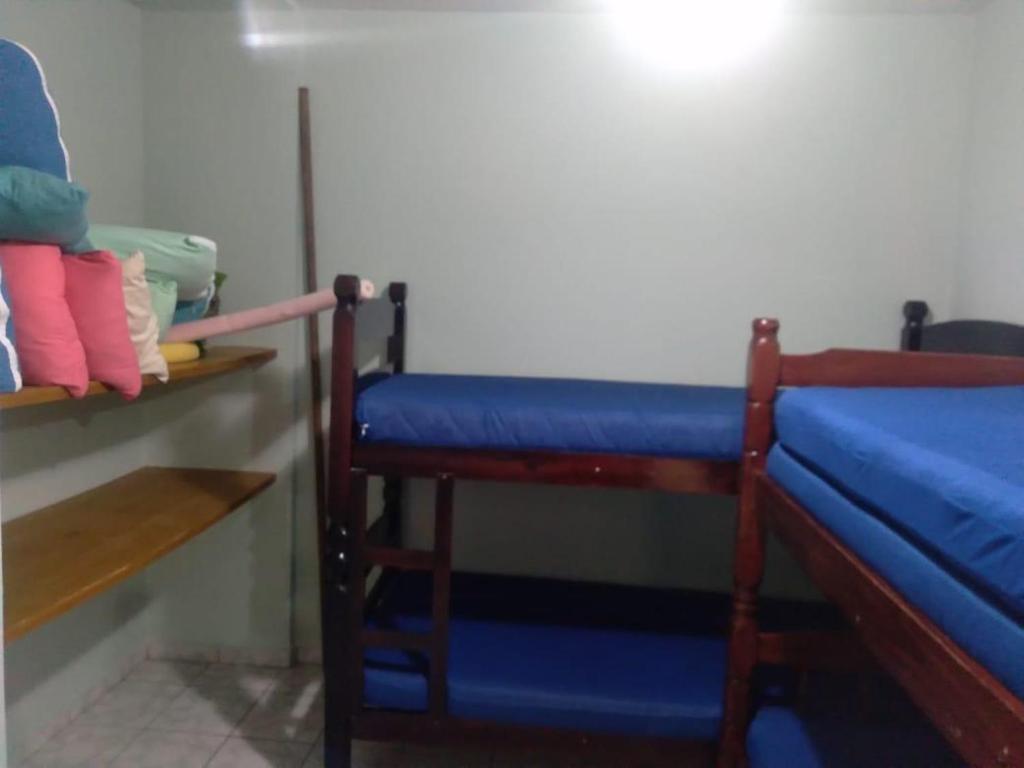 Zimmer mit 2 Etagenbetten in einem Zimmer in der Unterkunft Apartamento com Piscina in Caraguatatuba