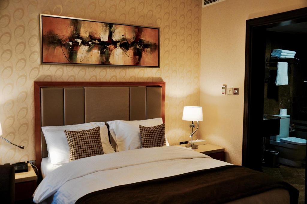 Postel nebo postele na pokoji v ubytování Asherij Hotel