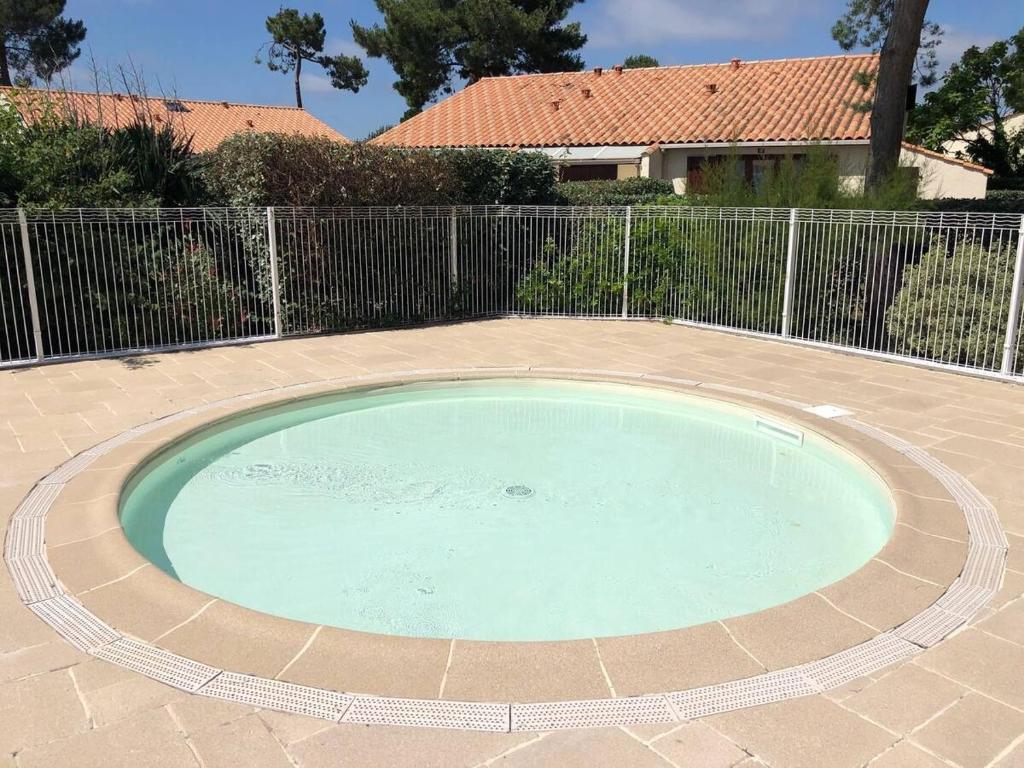 Bazén v ubytovaní La KoZy - Maison moderne, Mer, Forêt, Piscine - Wifi alebo v jeho blízkosti