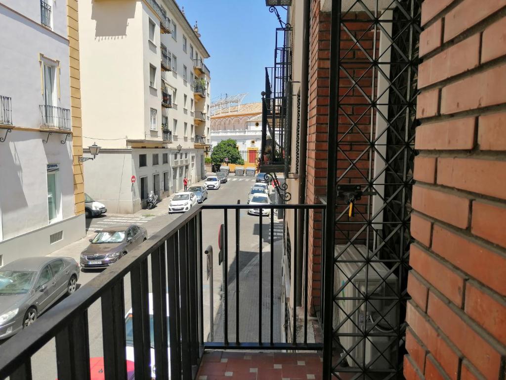 - Balcón con vistas a la calle en Velarde 13, en Sevilla