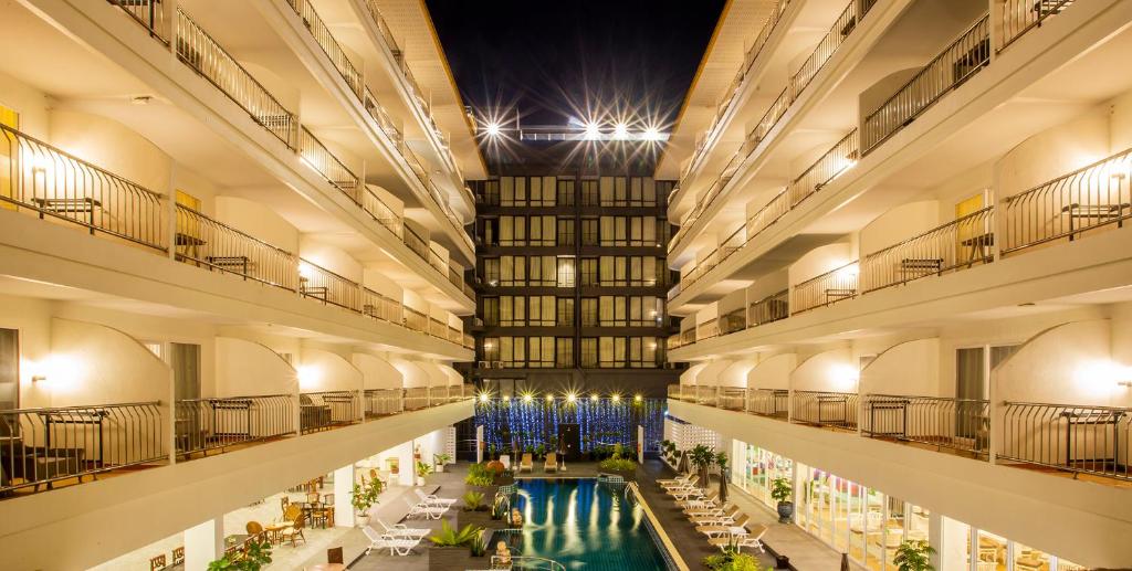 un gran edificio con una piscina en el medio en Sabai Sabana, en Pattaya central