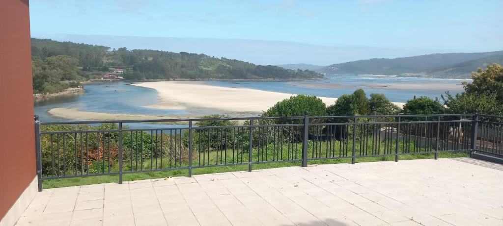 un balcón con vistas a un cuerpo de agua en O recuncho do xeixido, en A Coruña