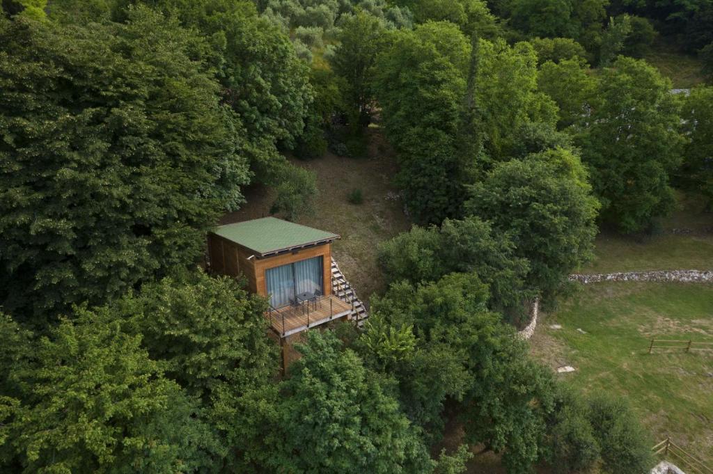 uma vista aérea de uma cabina nas árvores em Tree House San Giorgio em Solagna