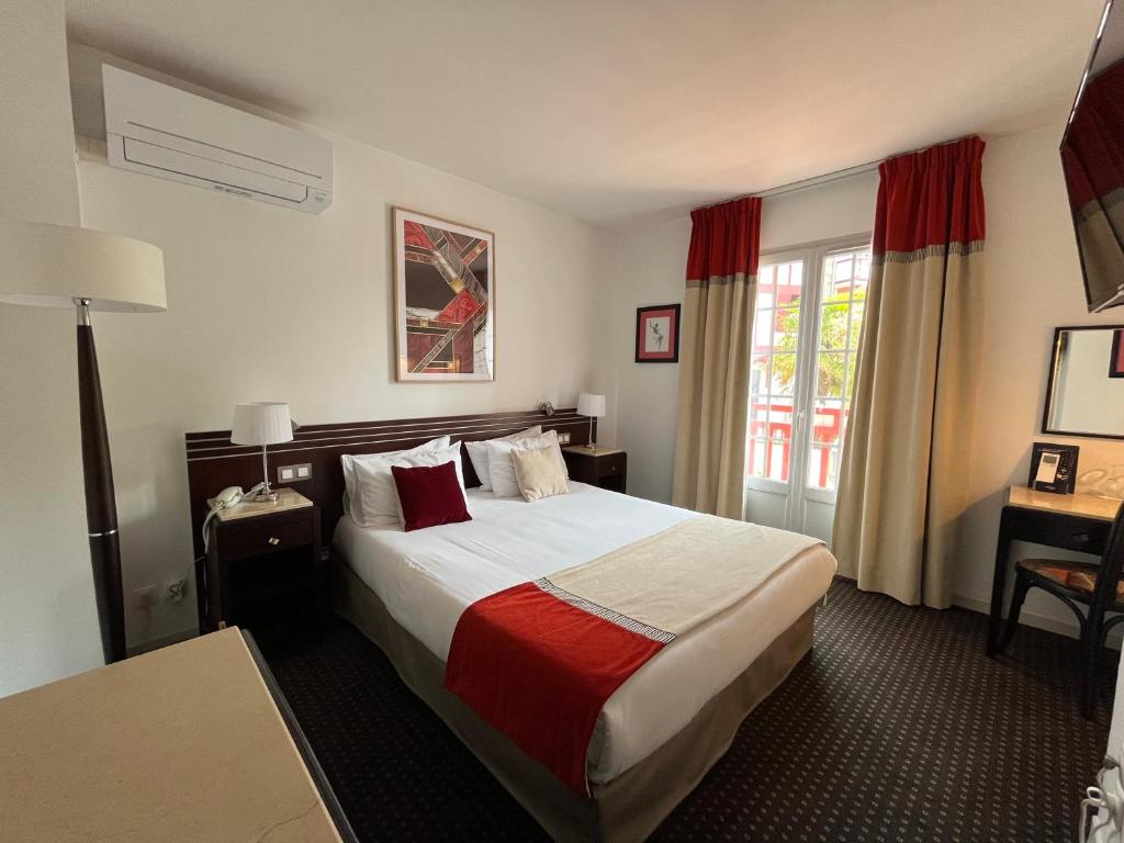 Postel nebo postele na pokoji v ubytování Hôtel Ursula