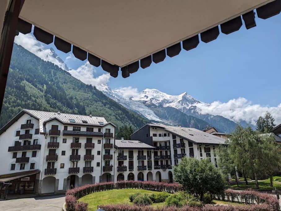 Blick auf ein Hotel mit Bergen im Hintergrund in der Unterkunft Central spacious flat with private parking in Chamonix-Mont-Blanc