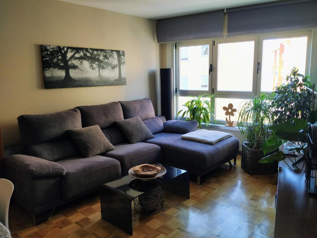 - un salon avec un canapé et une table dans l'établissement Ría del Burgo, à Cambre