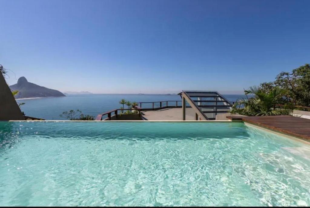 uma piscina com vista para o oceano em Mansão fascinante com vista para o mar e montanhas - Joá - Rio de Janeiro no Rio de Janeiro