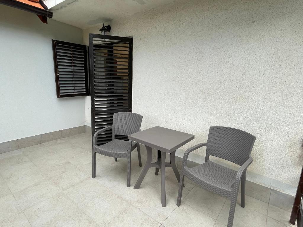 a table and four chairs in a room at Smeštaj Nedić Karaula in Zlatibor