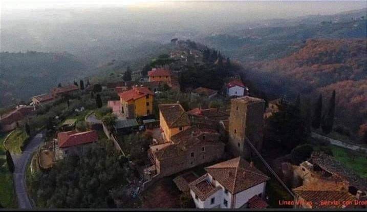 eine Luftansicht einer Stadt auf einem Berg in der Unterkunft La Casina in Fornello