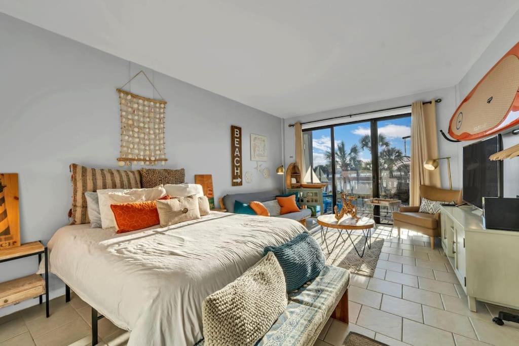 Stunning Fort Walton Beach Waterfront Studio Condo, Fort Walton Beach