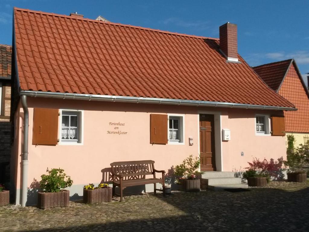 ein Haus mit einer Bank davor in der Unterkunft Ferienhaus am Marienkloster in Quedlinburg