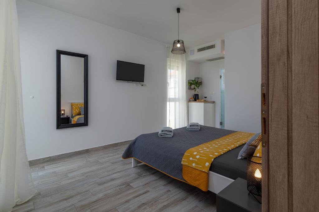 Postel nebo postele na pokoji v ubytování Apartmani Luce Trogir