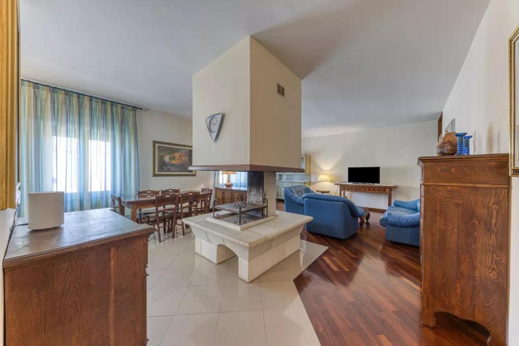una cucina e un soggiorno con divano e tavolo di Guardiana del castello a Otranto