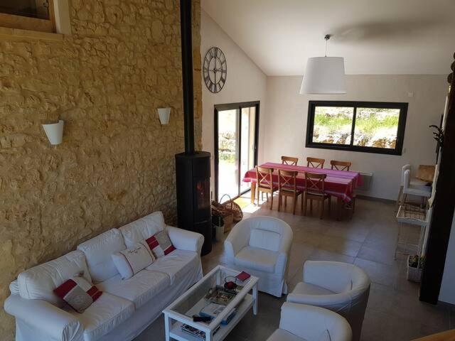 - un salon avec un canapé blanc et une table dans l'établissement Grande Maison de vacances avec piscine privée pour 12 personnes max, à Mauzac-et-Grand-Castang