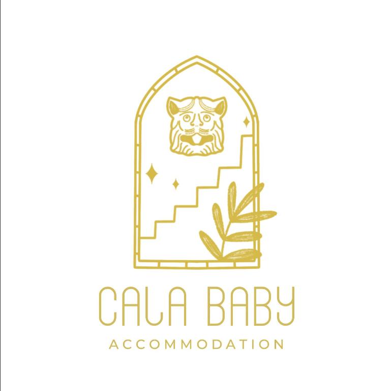 eine Katze im Fenster einer Tür mit Treppen und Blättern in der Unterkunft Cala Baby Accommodation in Gravina in Puglia