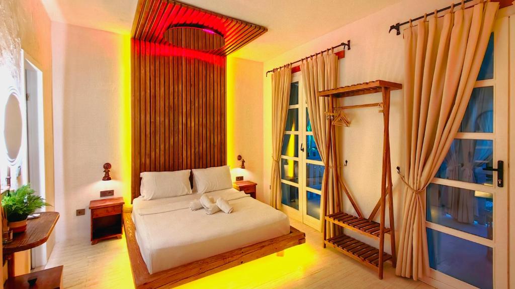 Postel nebo postele na pokoji v ubytování Banana Alaçatı Food & Stay - Adults Only