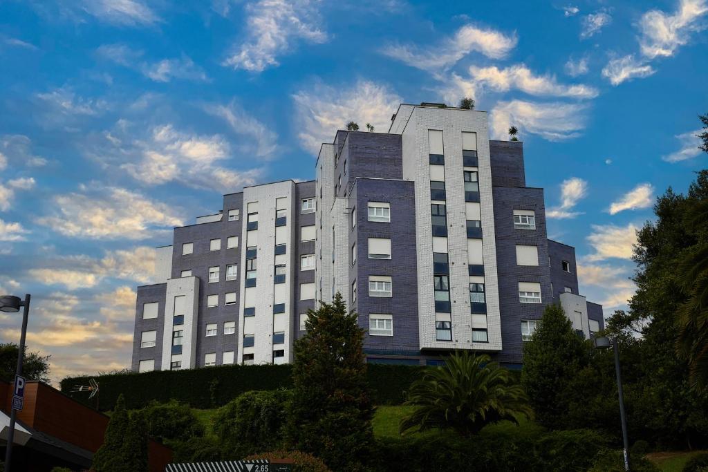 un gran edificio blanco con un cielo en el fondo en CAMINODEHEROS, en Avilés