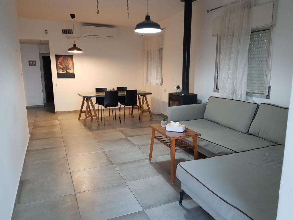 uma sala de estar com um sofá e uma mesa em Bella Vista in Haifa em Haifa