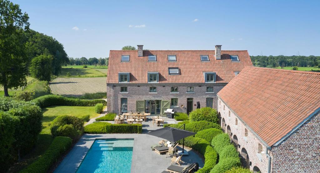 uma vista aérea de uma casa com piscina em B&B Vossebergen Hombeek 