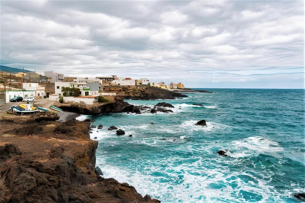 - une vue sur l'océan avec des bâtiments sur les rochers dans l'établissement Boutique Hotel Las Eras Beach, à Las Eras