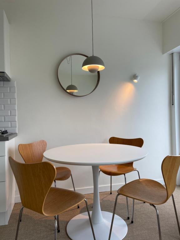 a dining room with a white table and chairs at Studio Suite Lido in Koksijde