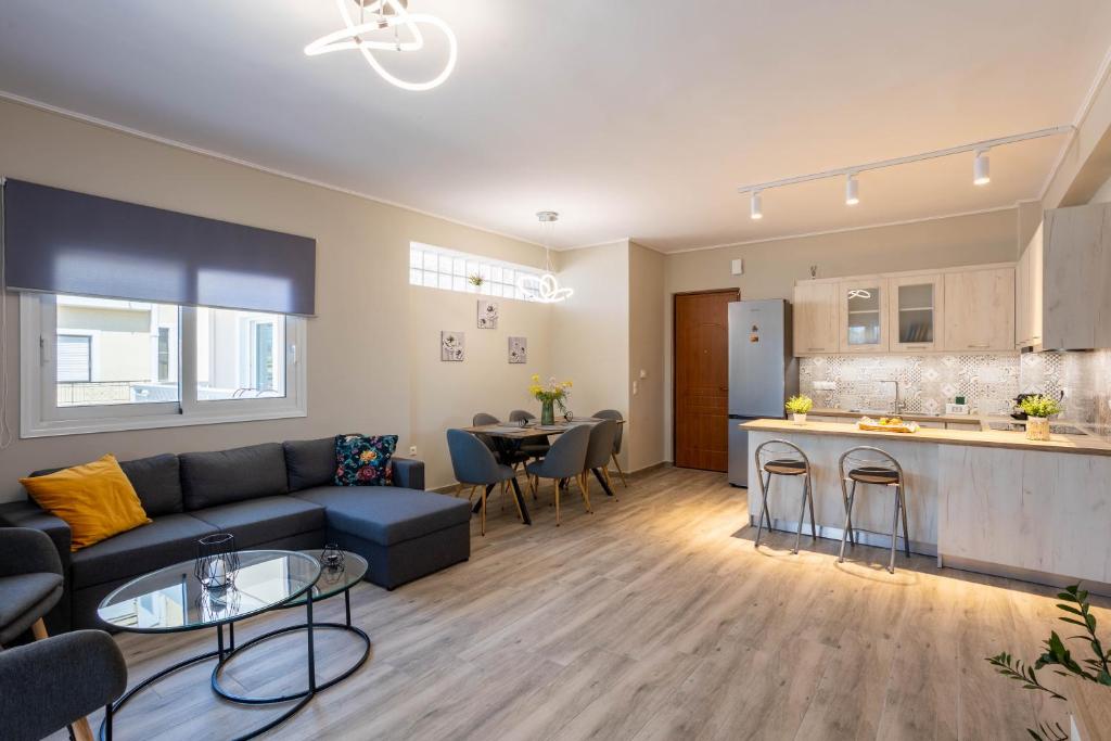 een woonkamer met een bank en een keuken bij Luxury & Cozy apartment in Messini