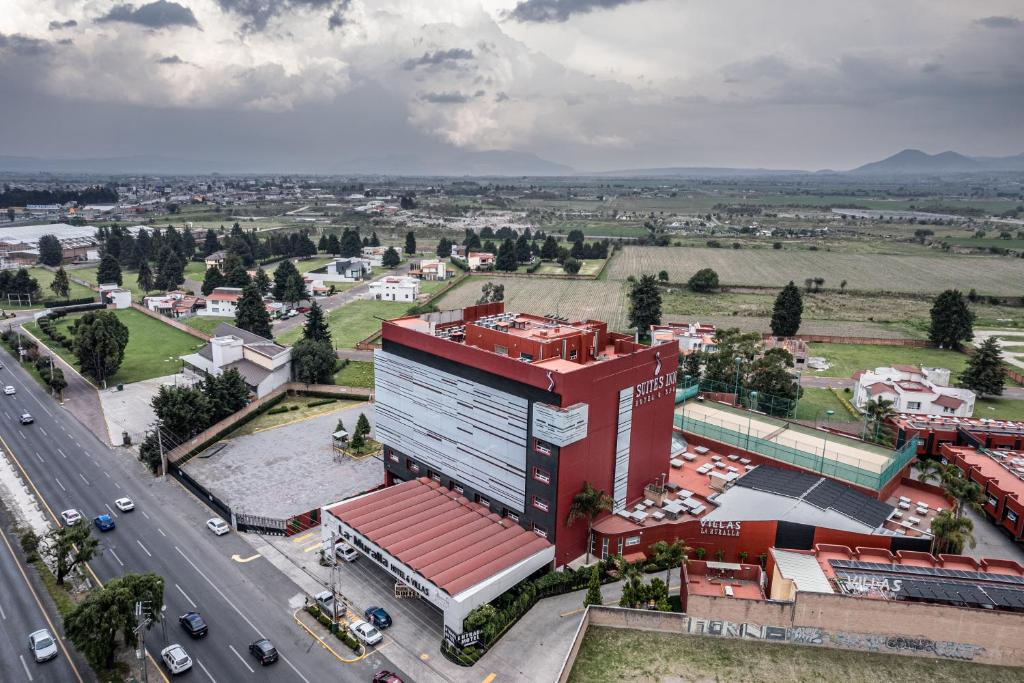 une vue aérienne sur un bâtiment d'une ville dans l'établissement Suites Inn la Muralla Hotel & Spa, à Toluca