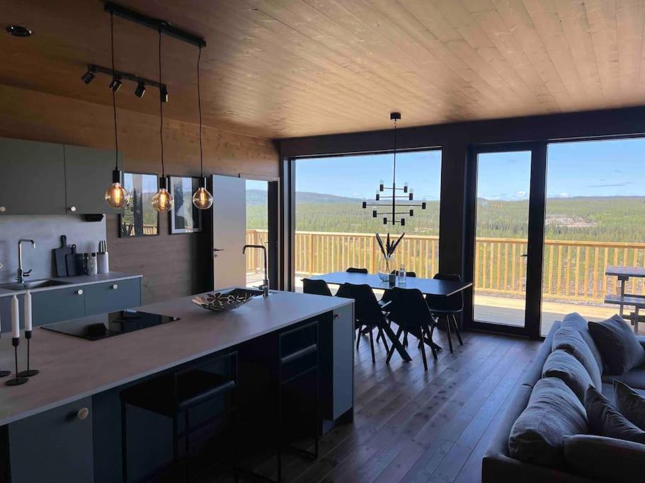 eine Küche und ein Wohnzimmer mit einem Tisch und Stühlen in der Unterkunft Idre Northpark in Idre