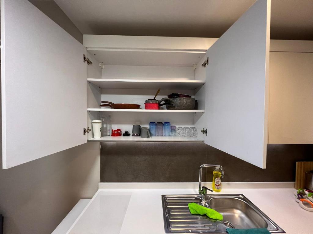 Cuisine ou kitchenette dans l'établissement Modern Apartment PLEASE Inform me before check in