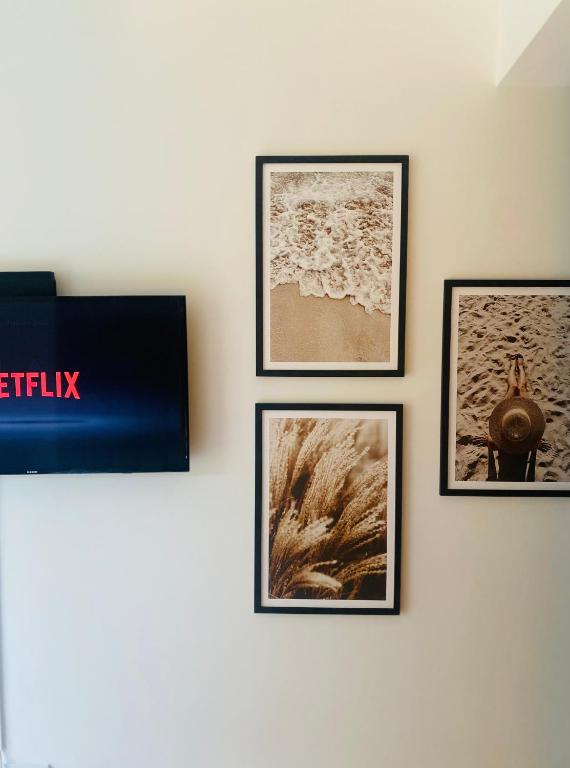 TV a/nebo společenská místnost v ubytování Seaside Shellter Rogowo