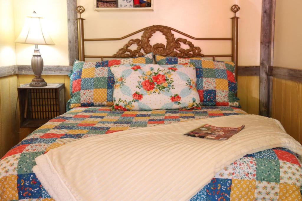 Postel nebo postele na pokoji v ubytování Acorn Hideaways Canton Charming Pioneer Suite 1890's General Store