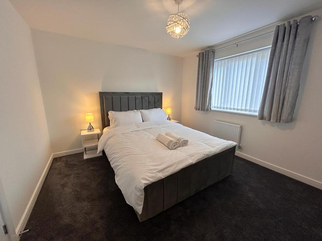 1 dormitorio con 1 cama blanca grande y 2 lámparas en Serenity Space Luxury Home 3 Bed House Near Bluewater en Kent