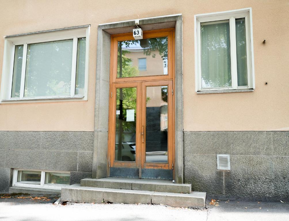 eine Tür an der Seite eines Gebäudes in der Unterkunft City Center Coziest Studio in Tampere