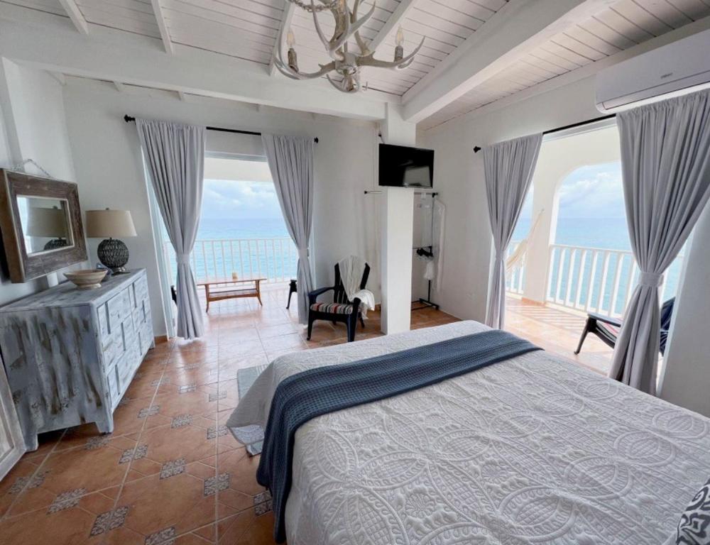 a bedroom with a bed with a view of the ocean at CASA BONITA in Maunabo