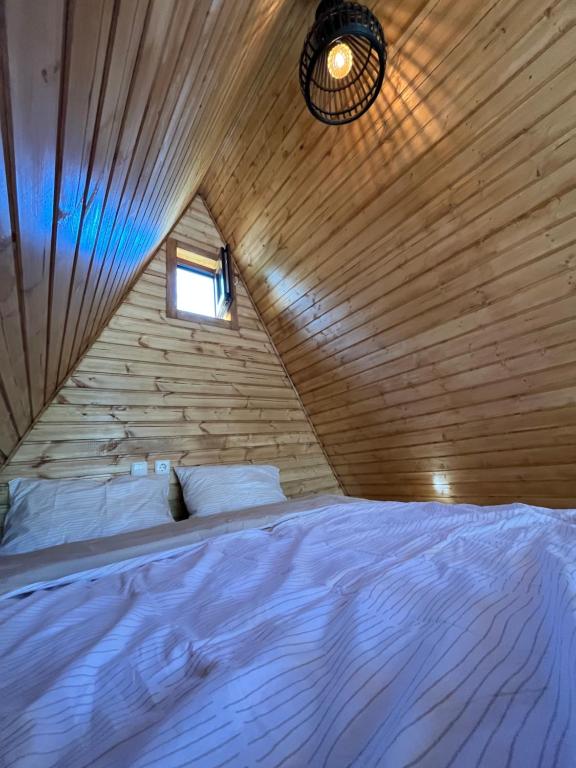 Postel nebo postele na pokoji v ubytování Mtskheta Cabin