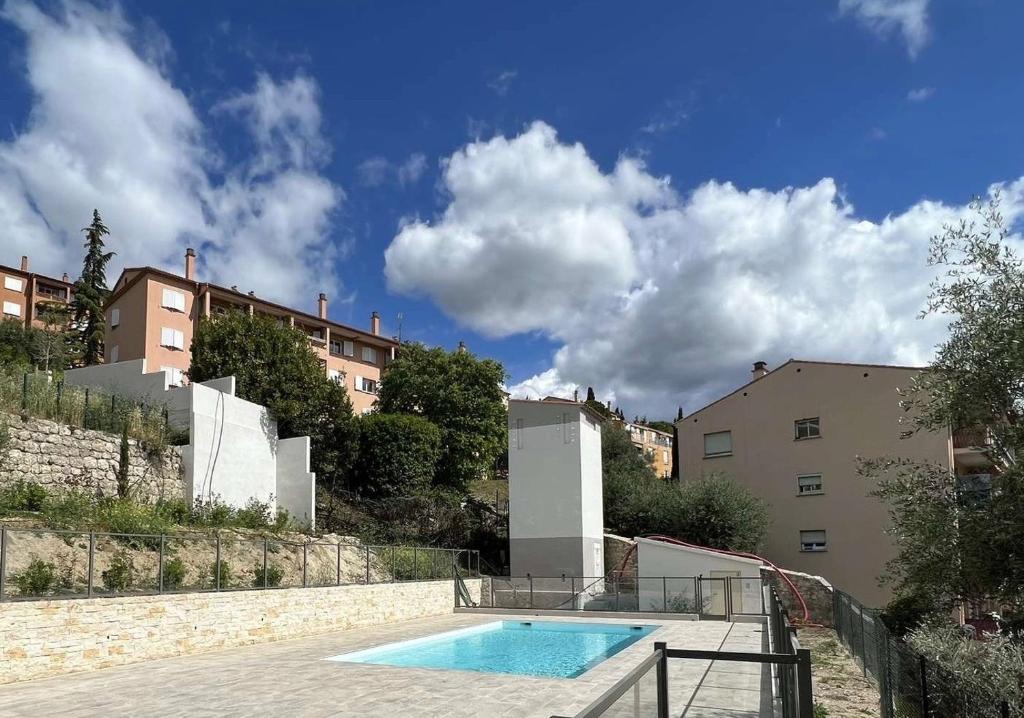 Bazén v ubytovaní Superbe appartement 3 chambres à Grasse alebo v jeho blízkosti