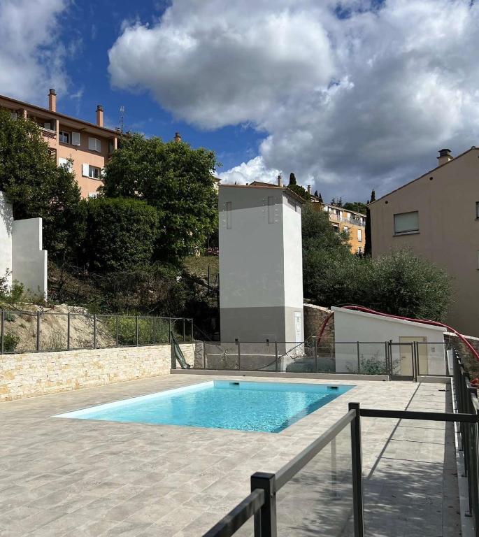 Bazén v ubytovaní Superbe appartement 3 chambres à Grasse alebo v jeho blízkosti