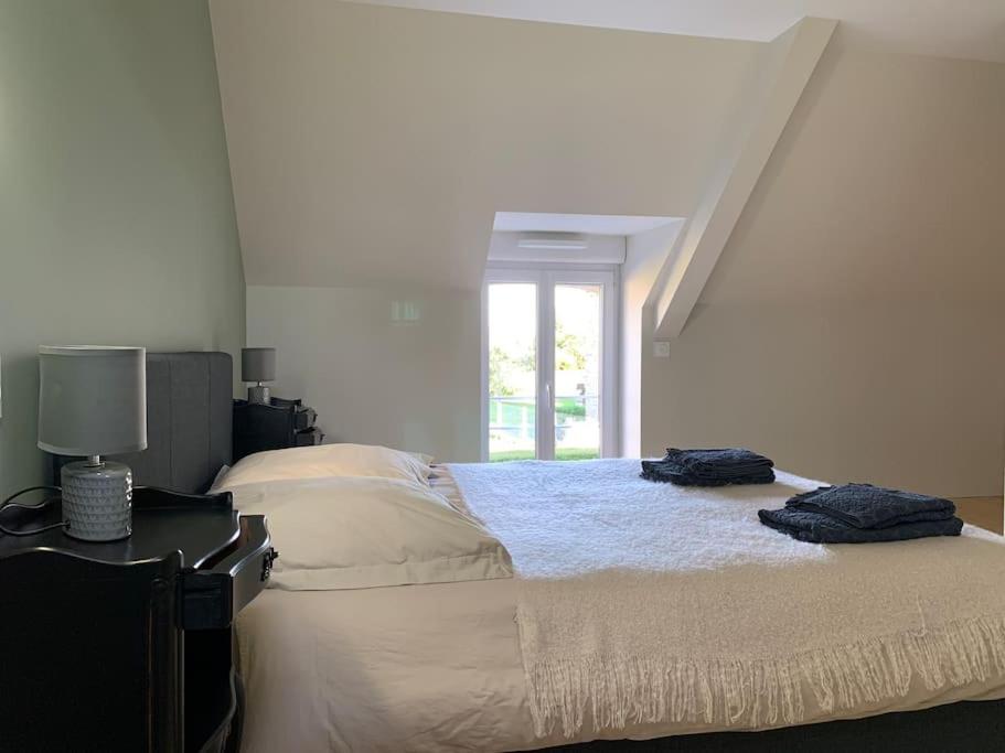 ein Schlafzimmer mit einem Bett mit zwei Handtüchern darauf in der Unterkunft Robert&#39;s Family Petite Maison de Ville in Plancoët