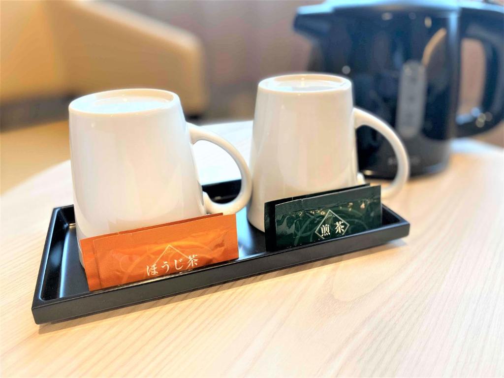 Příslušenství pro přípravu čaje a kávy v ubytování Smile Hotel Kanazawa Nishiguchi Ekimae