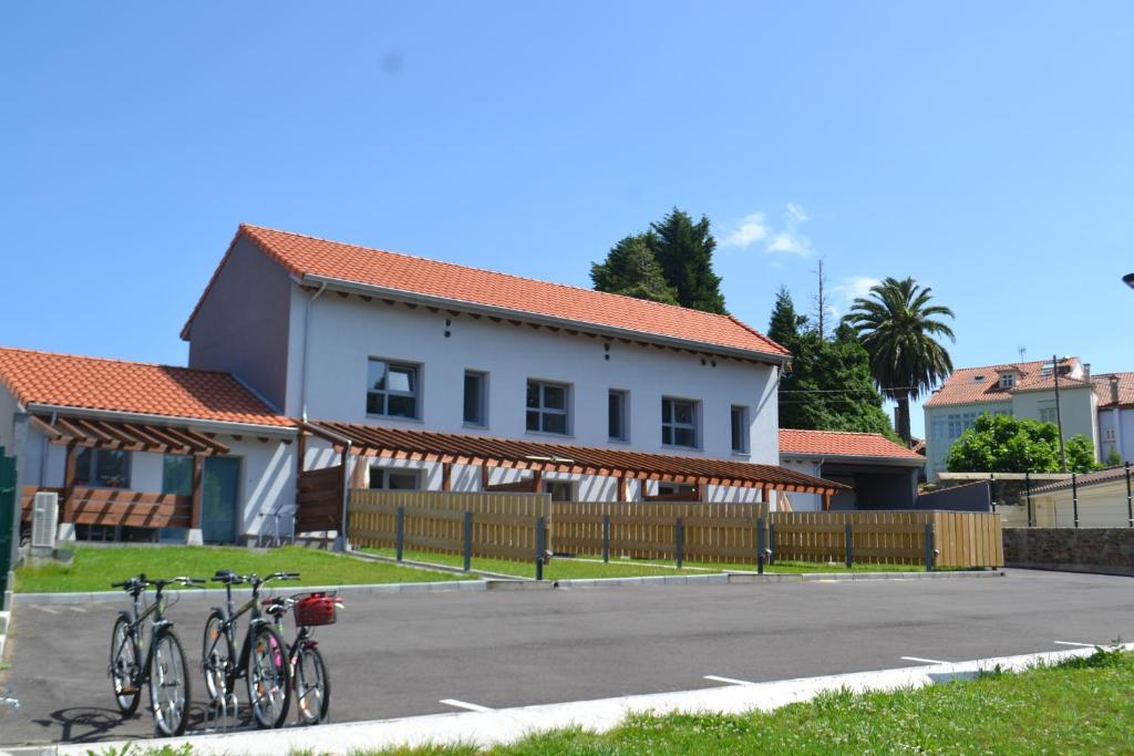 duas bicicletas estacionadas em frente a uma casa em El Molino 1 em Muros de Nalón