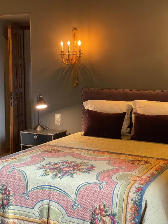 Postel nebo postele na pokoji v ubytování Manoir medieval du XV ieme siècle