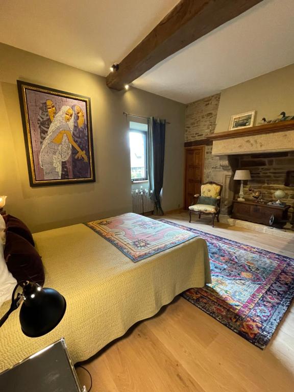 Postel nebo postele na pokoji v ubytování Manoir medieval du XV ieme siècle