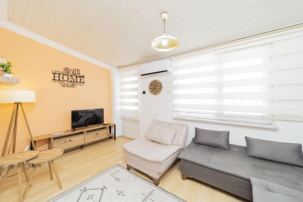 Central Flat with Balcony and Terrace in Muratpasa