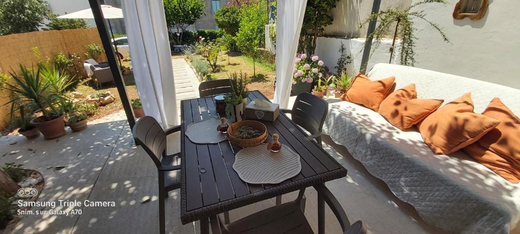 eine Terrasse mit einem Sofa und einem Tisch mit Stühlen in der Unterkunft Two Sisters in Sveti Filip i Jakov